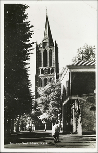  De nederlands-hervormde kerktoren gezien vanaf het Plein met op de voorgrond de zijgevel en een gedeelte van de ...