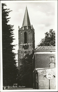  De nederlands-hervormde kerktoren gezien vanaf het Plein met op de voorgrond een gedeelte van de achtergevel van het ...