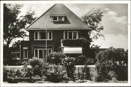  De voorgevel van Villa Sonnevank aan De Poort (Utrechtseweg).