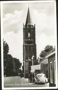  Gezicht op de nederlands-hervormde kerktoren vanaf de Burgemeester Wallerweg met op voorgrond de benzinepompen van ...