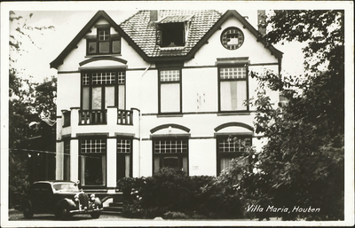  Villa Maria gezien vanaf de Loerikseweg. Deze villa is in 1910 gebouwd als woning en praktijk van de Houtense huisarts ...