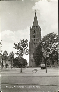  Gezicht op de toren van de nederlands-hervormde kerk vanaf het Plein met op de voorgrond het in 1957 heringerichte ...