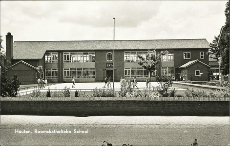  De voorgevel van de rooms-katholieke school aan de Loerikseweg met het ervoor gelegen schoolplein.
