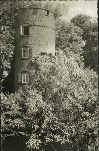  De toren van kasteel Schonauwen gezien vanuit het zuiden.