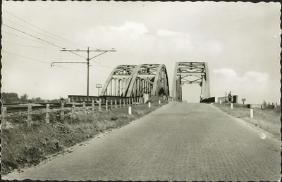  De spoorbruggen en de verkeersbrug over het Amsterdam-Rijnkanaal vanuit het zuiden.
