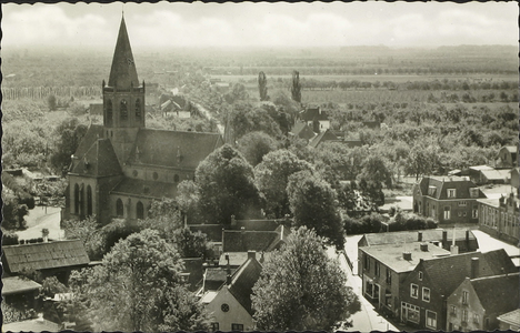  Gezicht vanaf de nederlands-hervormde kerktoren op de Loeriksewweg met links de rooms-katholieke kerk en rechts de ...