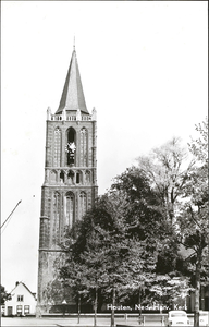  De toren van de nederlands-hervormde kerk.