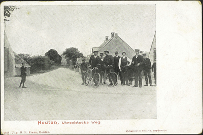  De Herenweg gezien vanaf de Burgemeester Wallerweg met een groep poserende mensen met enkele fietsen.