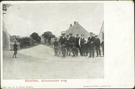  De Herenweg gezien vanaf de Burgemeester Wallerweg met een groep poserende mensen met enkele fietsen.