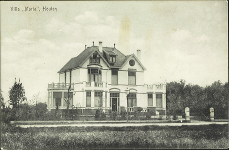  Villa Maria met op de voorgrond de Loerikseweg. Deze villa is in 1910 gebouwd als woning en praktijk van de Houtense ...