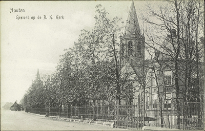  De rooms-katholieke kerk en pastorie aan de Loerikseweg en ket hekwerk dat het kerkterrein afscheidt van de Loerikseweg.