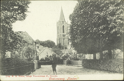  Gezicht op de toren van de nederlands-hervormde kerk vanaf de Vlierweg met rechts een gedeelte van het pand Vlierweg 3.