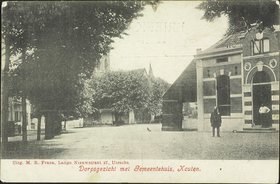  Het gemeentehuis met de doorrijschuur van De Roskam en links café Dorpzicht.
