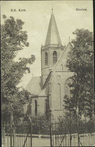  De rooms-katholieke kerk gezien vanaf de overzijde van de Loerikseweg.