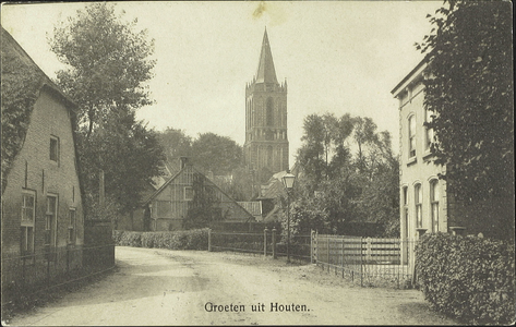  Gezicht op de toren van de Nederlands-hervormde kerk vanaf de Vlierweg met links de voorgevel van het pand Vlierweg 3.
