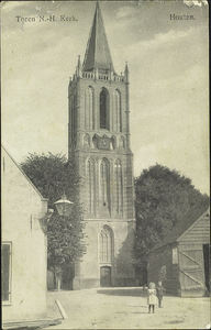  De toren van de nederlands-hervormde kerk gezien vanaf de Burgemeester Wallerweg met rechts de doorrijschuur van café ...