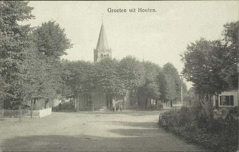  Gedeelte van het Plein gezien vanaf het gemeentehuis richting de Loerikseweg met in het midden café Dorpzicht (Plein 21).