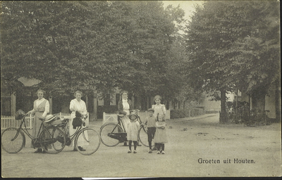  Gezicht op de Vlierweg met op de voorgrond enkele dames met met kinderen en fietsen.
