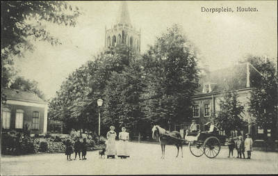  Gedeelte van het Plein met links het gemeentehuis, in het midden de toren van de nederlands-hervormde kerk en rechts ...