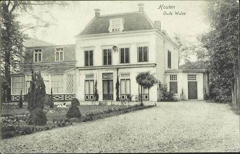  De voorgevel van Oud-Wulfseweg 10 (Jeanette oord) met een gedeelte van de ervoor gelegen tuin.