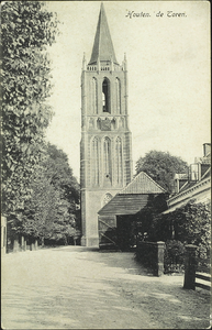  De toren van de nederlands-hervormde kerk gezien vanaf de Burgemeester Wallerweg met rechts de voorgevel van café De ...