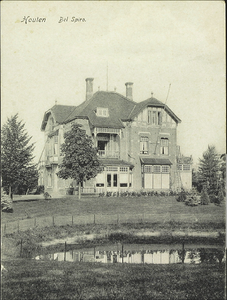  De voorgevel en de linkergevel van de in 1902 gebouwde villa Bel Respiro met op de voorgrond de vijver.