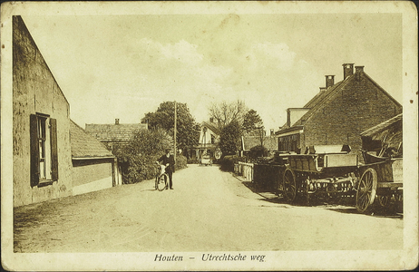  De Herenweg gezien vanaf de Burgemeester Wallerweg met rechts enkele boerenwagens bij de wagenmaker.