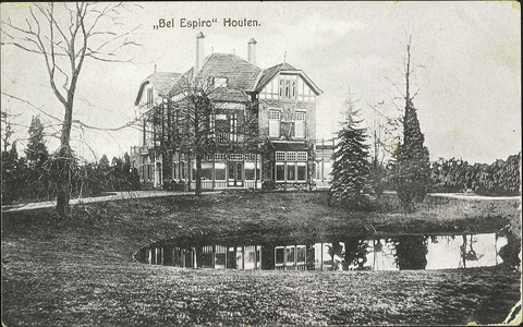  De voorgevel en de linkergevel van de in 1902 gebouwde villa Bel Respiro met op de voorgrond de vijver.