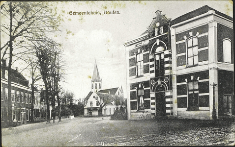  Gedeelte van het Plein met rechts het gemeentehuis, links de voorgevel van De Roskam en in het midden café Dorpzicht.