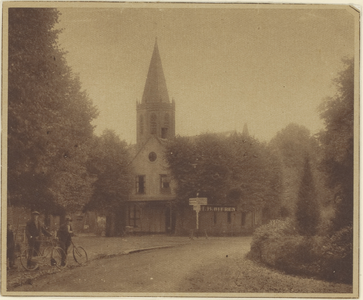  Gezicht op café Dorpzicht en de rooms-katholieke kerktoren.