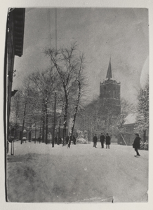  Wintergezicht van het Plein vanuit het zuid-oosten met rechts De Roskam en links het gemeentehuis.