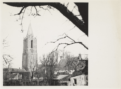  Gezicht op de nederlands-hervormde kerktoren vanuit het zuidwesten. Rechts de achtergevel van het voormalige ...