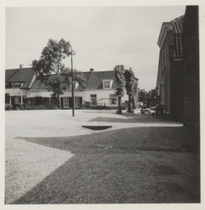  De achtergevel van het gemeentehuis met rechts de muziektent.