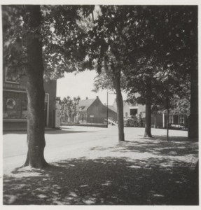  De bomen op het kerkhof van de nederlands-hervormde kerk en links een gedeelte van de voorgevel van Plein 3