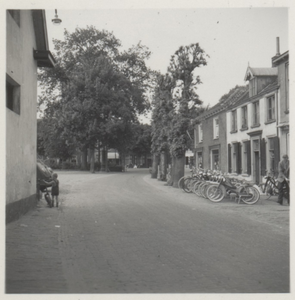  Een gedeelte van het Plein en het begin van de Koningin Julianastraat.