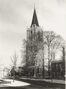  Sneeuwgezicht op de nederlands-hervormde kerktoren met rechts een gedeelte van de voorgevel van De Roskam.
