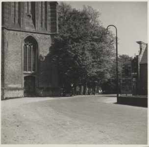  Gedeelte van de weg direct vóór de toren van de Nederlands hervormde kerk.