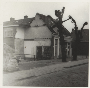  De woning van H. Boekhoud op de hoek met de Herenweg tijdens gedeeltelijke sloop en verbouw.