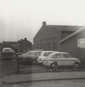  De parkeerplaats van De Engel (Derks) met rechts de bedrijfspanden van garage Knopper.