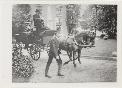  De heer J. Waller, burgemeester van Houten, op een wagen met twee paarden waarnaast de koetsier loopt. In de wagen ...