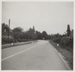  De Provincialeweg (Utrechtseweg). Links het pand Lupine-oord 52