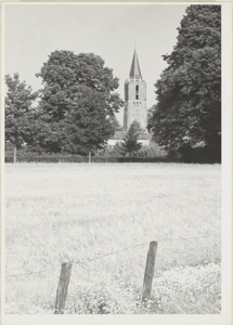  De toren van de Nederlands-hervormde kerk gezien De Poort.