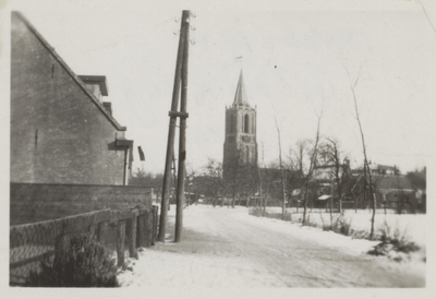  De Prins Bernhardweg met links het rijtje woningen nr. 9-17. De foto werd gemaakt op 18 februari 1947, de geboortedag ...