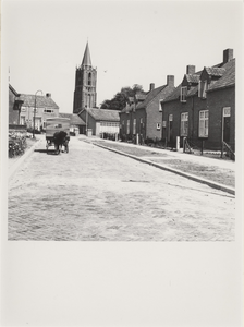  Gedeelte van de weg met rechts de woningen nr. 14-20. Op de achtergrond de toren van de nederlands-hervormde kerk.