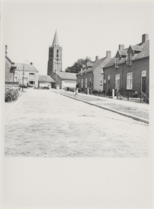  Gedeelte van de weg met rechts de woningen nr. 14-20. Op de achtergrond de toren van de nederlands-hervormde kerk.