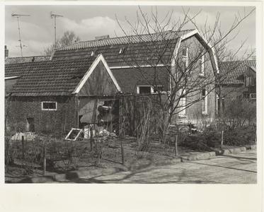  De achterzijde van de woningen gezien vanaf de Wethouder van Rooyenweg.