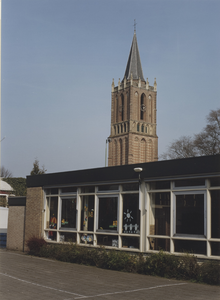  Gedeelte van de zijgevel van de Prins Bernhardschool met daarachter de toren van de nederlands-hervomde kerk.