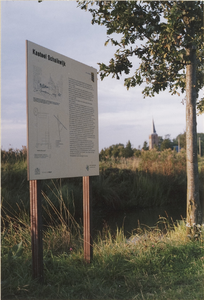 Kasteelterrein Schalkwijk. Informatiebord naast de omgrachting met op de achtergrond de toren van de ...