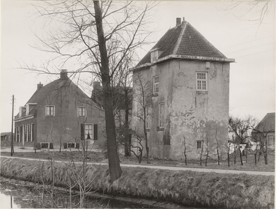 Gezicht op kasteel Vuylcop en het daarnaast gelegen Huis Vuylcop. Op de voorgrond de Schalkwijksewetering.