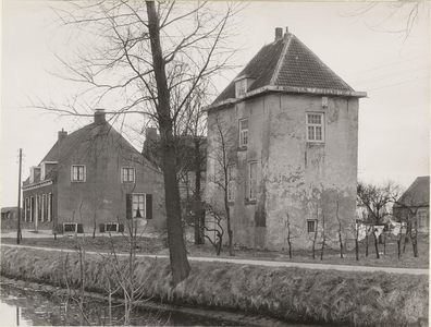  Gezicht op kasteel Vuylcop en het daarnaast gelegen Huis Vuylcop. Op de voorgrond de Schalkwijksewetering.